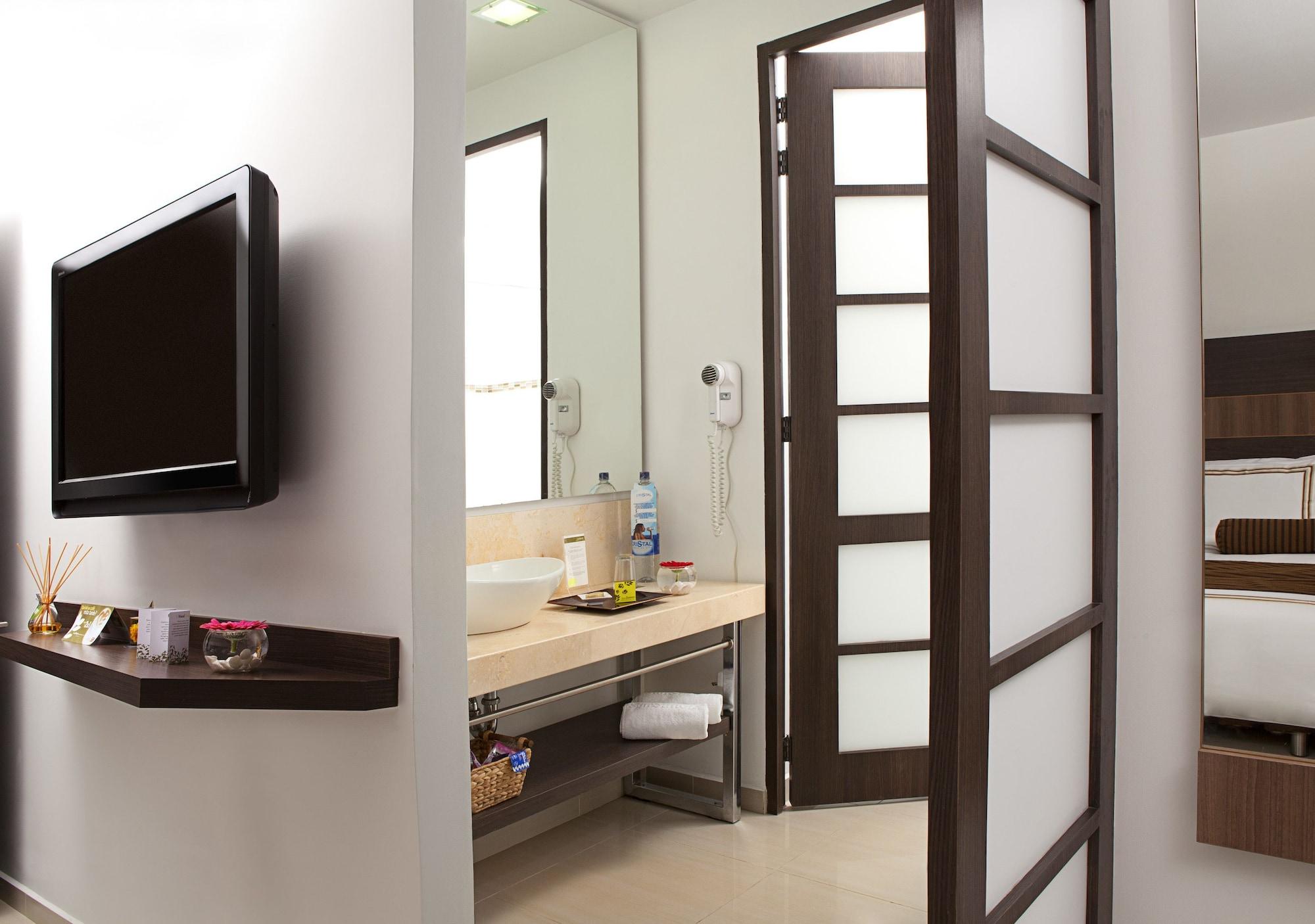 San Simon Hotel Pereira By Soratama Kültér fotó A bathroom with a flat screen television