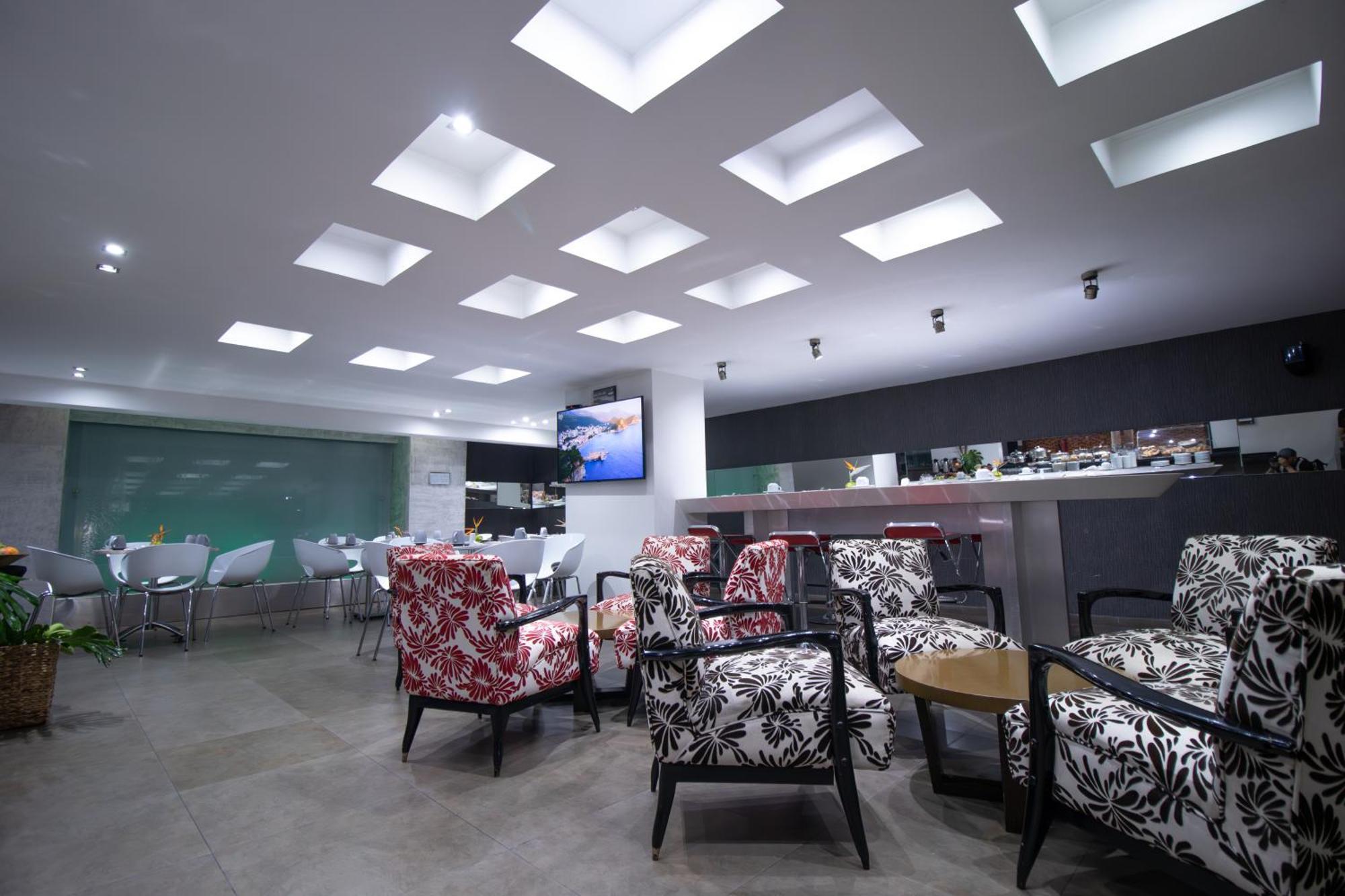 San Simon Hotel Pereira By Soratama Kültér fotó The lounge at the airport.